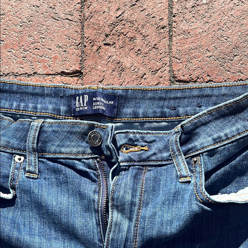 GAP Straight Leg Jeans - Picture 2 of 3